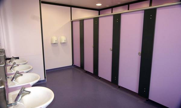 15y/o girl sues school to use boys toilets (US)