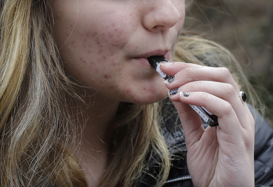 Government moved too slowly on regulating e-cigarettes, lead respiratory doc warns